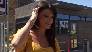 Sonia Ferrer caminando por la calle. (Foto: Gtres)