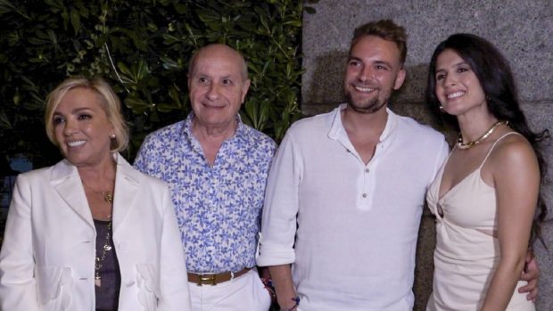Carmen Borrego con su marido, su hijo y María 'la jerezana'. (Foto: Gtres)