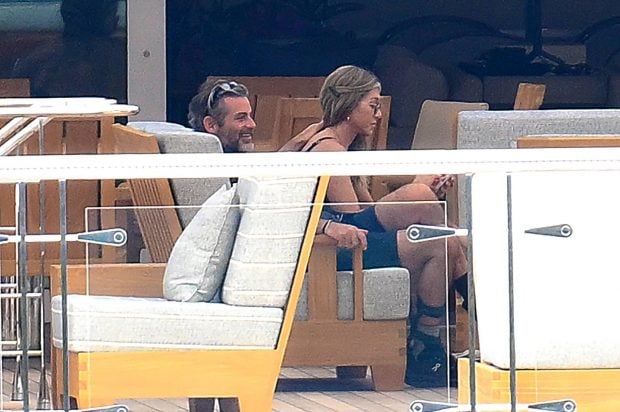 Jennifer Aniston y Jim Curtis en Ibiza. (Foto: Gtres)