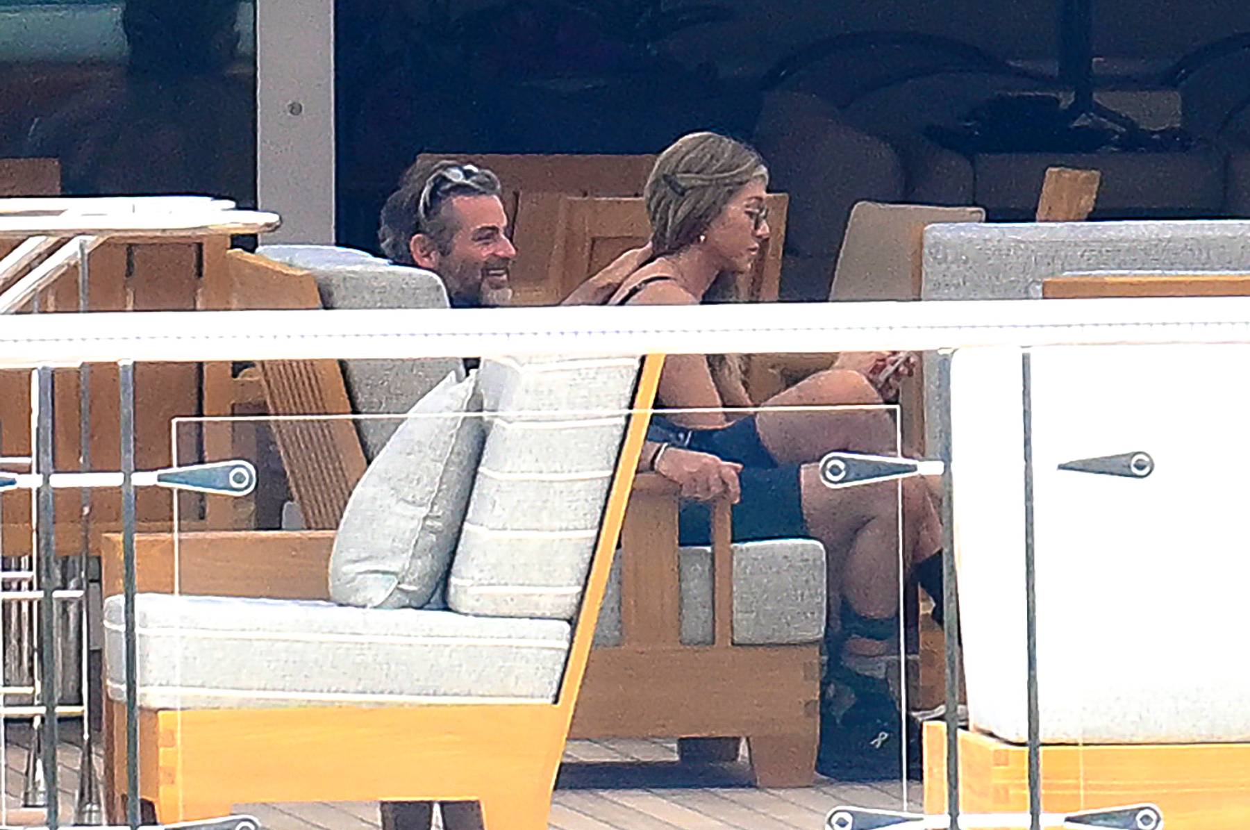 Jennifer Aniston y Jim Curtis en Ibiza. (Foto: Gtres)