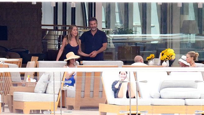 IMÁGENES EXCLUSIVAS | El romance secreto de Jennifer Aniston sale a la luz en las playas de Mallorca