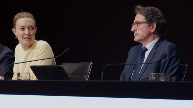 Marta Ortega y José Arnau Sierra en el consejo de accionistas. (FOTO: INDITEX)