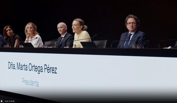 Marta Ortega y José Arnau Sierra en el consejo de accionistas. (FOTO: INDITEX)