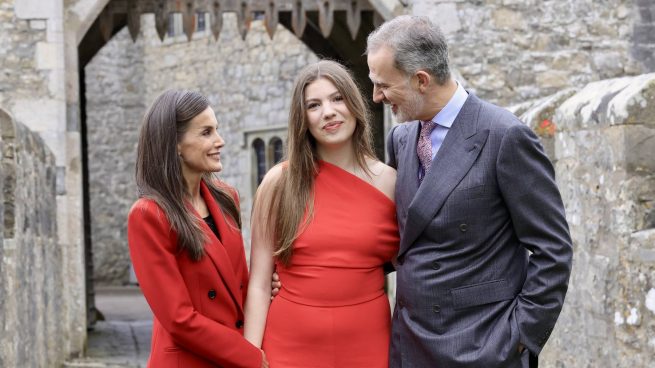 Los Reyes junto a la infanta Sofía en Gales. (Foto: Gtres)