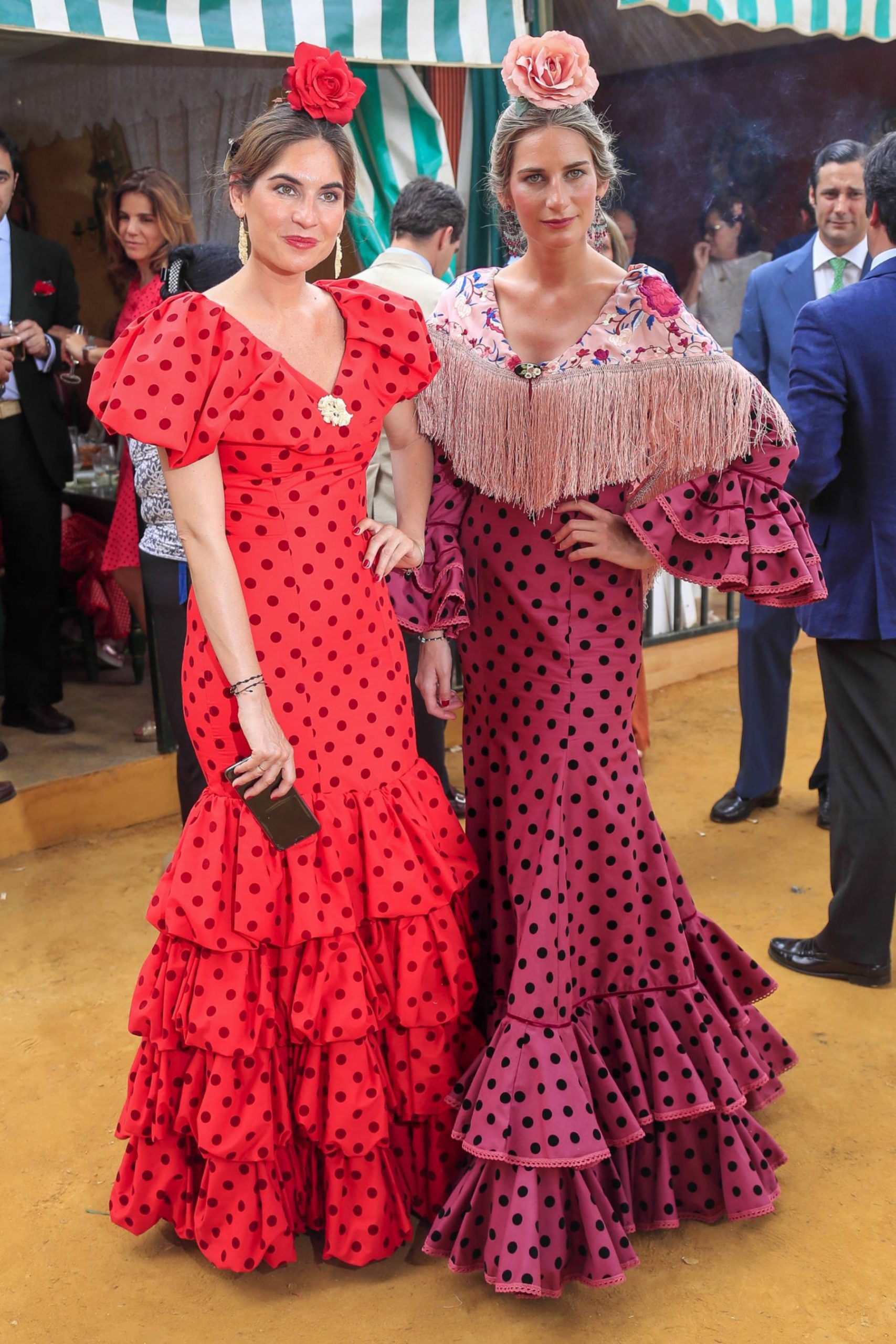 Lourdes Montes y su hermana Sibi en la feria de Sevilla. (Foto: Gtres)