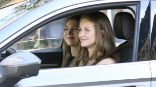 La princesa Leonor y la infanta Sofía en el interior de un coche. (Foto: Gtres)