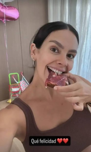 Cristina Pedroche comiéndose una tostada de jamón. (Foto: Instagram)