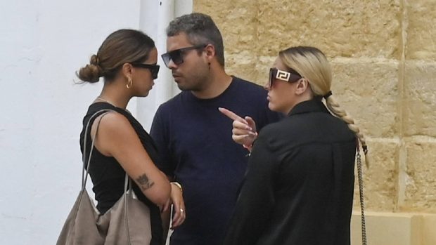 Gloria Camila, José Fernando y Rocío Flores en el entierro de Michu. (Foto: Gtres)