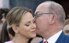 El príncipe Alberto dando un beso a Charlene de Mónaco. (Foto: Gtres)