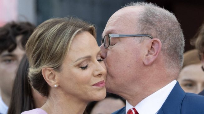 El príncipe Alberto dando un beso a Charlene de Mónaco. (Foto: Gtres)