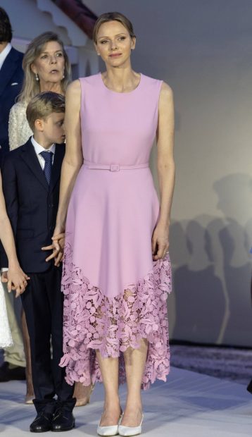 Charlene de Mónaco con un vestido de Oscar de la Renta. (Foto: Gtres)