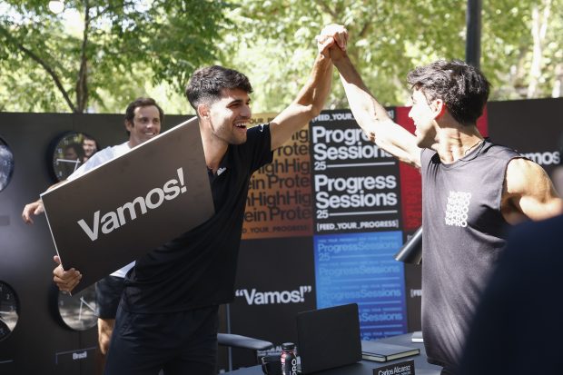 Carlos Alcaraz junto a Óscar Casas. (FOTO: GTRES)