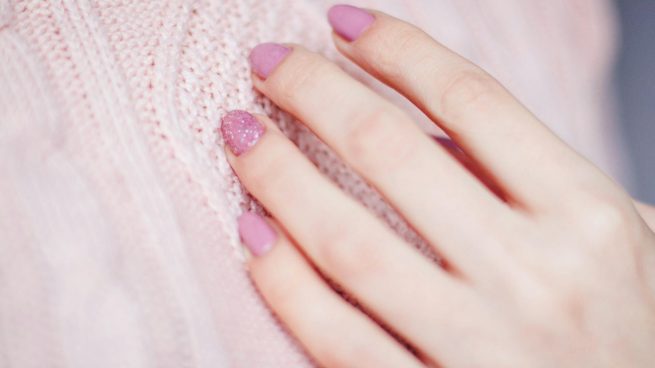 Ni rosas ni blancas: el color de uñas que siempre lleva Carolina Herrera y rejuvenece las manos a partir de los 60
