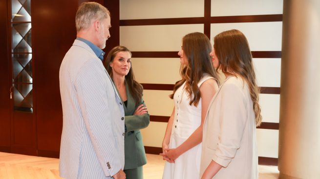 La Reina Letizia, Felipe VI y sus hijas en el almuerzo de los Premios Princesa de Gerona. (FOTO: GTRES)