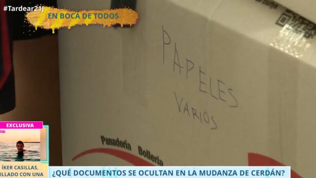 Las cajas de la mudanza de Santos Cerdán. (FOTO: TELECINCO)