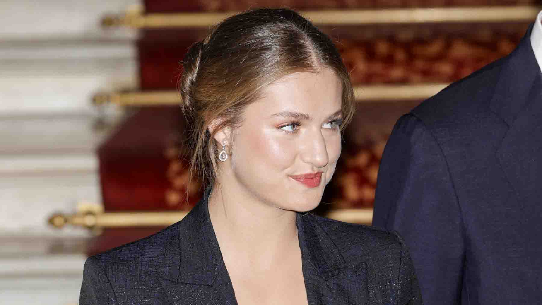La sofisticación de Leonor en Barcelona: traje sastre, maquillaje marcado y pendientes de Letizia