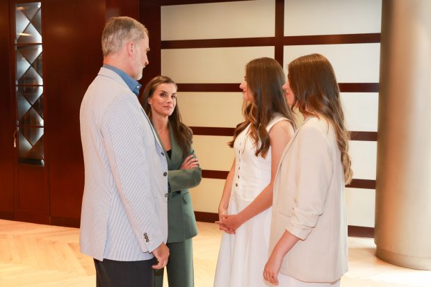 La Reina Letizia, Felipe VI y sus hijas en el almuerzo de los Premios Princesa de Gerona. (FOTO: GTRES)