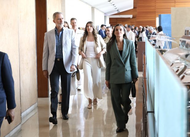 Los Reyes y sus hijas llegan al almuerzo de los Premios Princesa de Gerona. (FOTO: GTRES)