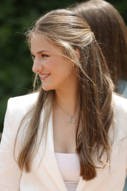 Leonor luce el collar Open Heart de Tiffany & Co. Creado por Elsa Peretti. (FOTO: GTRES)