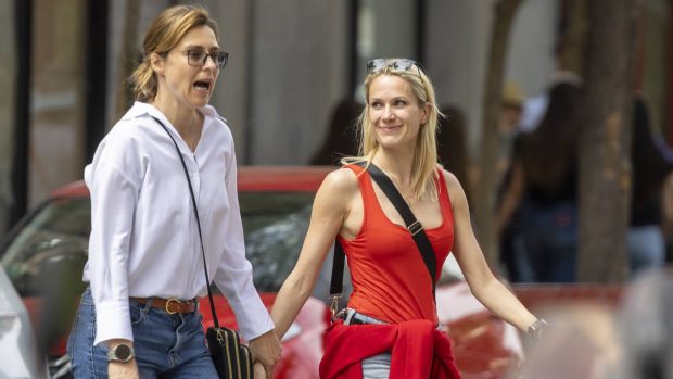 Sandra Barneda y su novia, Pascalle Paerel paseando. (Foto: Gtres)
