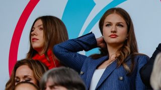 La infanta Sofía y la princesa Leonor en la Eurocopa. (Foto: Gtres)