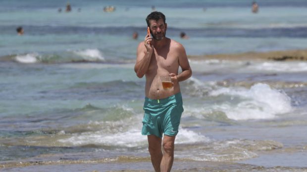 Arturo Valls en una playa de Formentera. (Foto: Gtres)