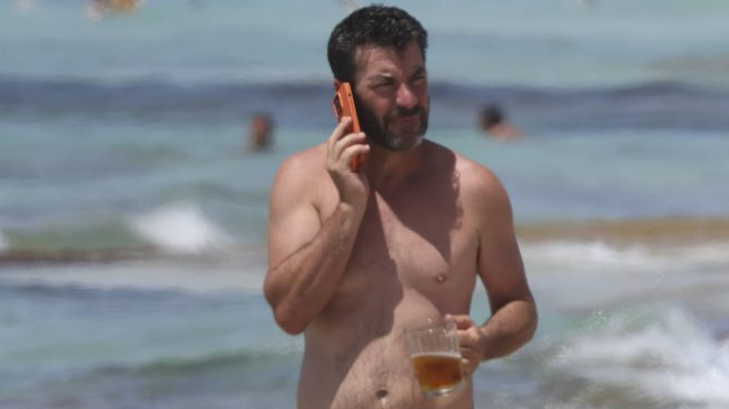 Arturo Valls en una playa de Formentera. (Foto: Gtres)