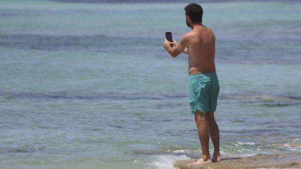 Arturo Valls en una playa de Formentera. (Foto: Gtres)