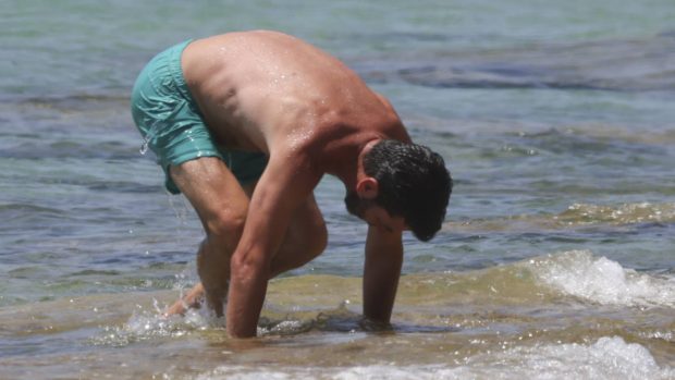 Arturo Valls en una playa de Formentera. (Foto: Gtres)