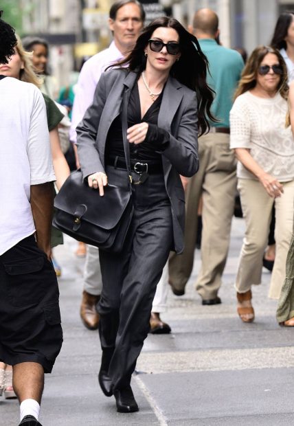 Anne Hathaway durante el rodaje de El diablo viste de Prada 2. (Foto: Gtres)