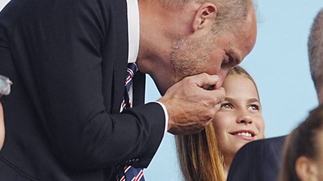 El príncipe Guillermo y su hija Charlotte en la final de la Eurocopa. (Foto: Gtres)