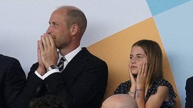 El príncipe Guillermo y su hija Charlotte en la final de la Eurocopa. (Foto: Gtres)