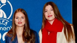La princesa Leonor y la infanta Sofía en la final de la Eurocopa de fútbol femenino en Basilea, Suiza. (Foto: Gtres)
