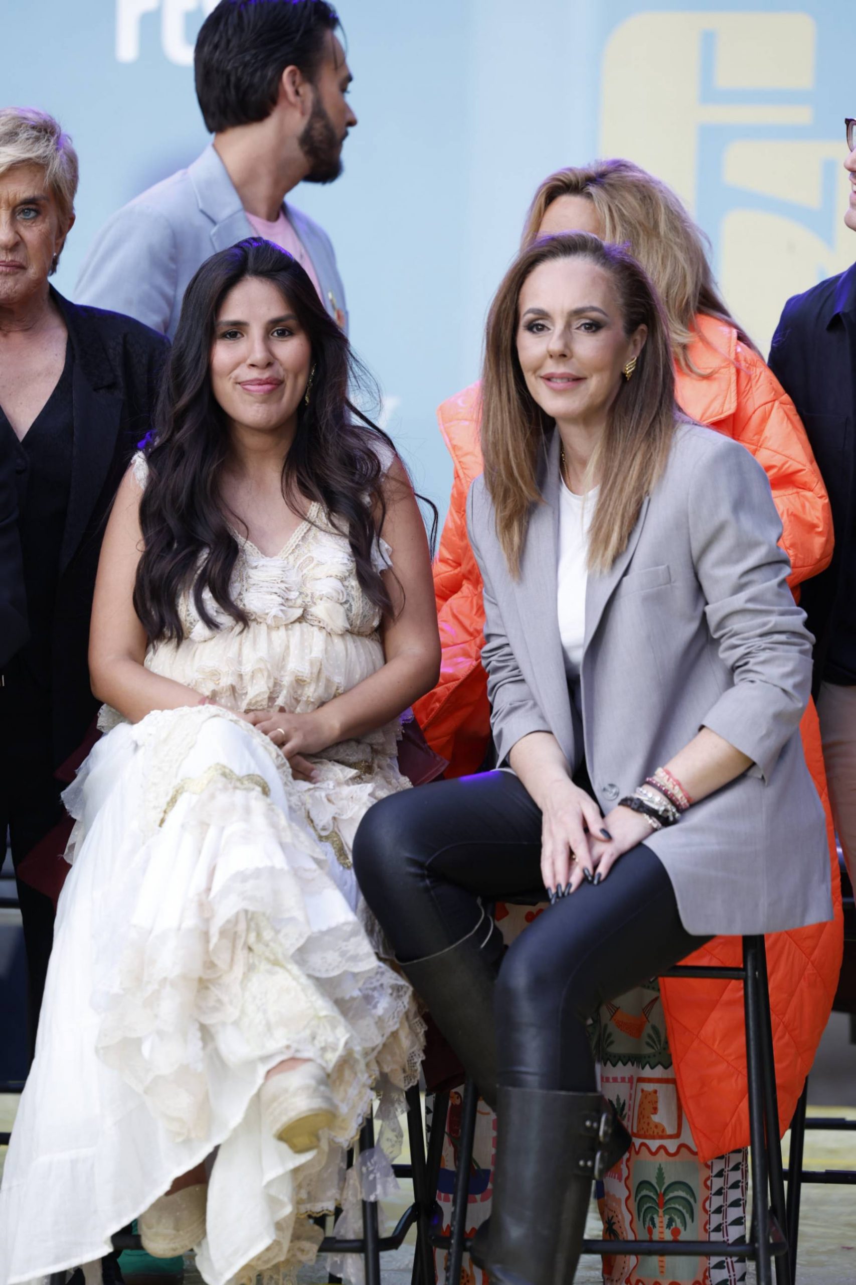 Rocío Carrasco e Isa Pantoja en el estreno de 'La familia de la tele'. (Foto: Gtres)