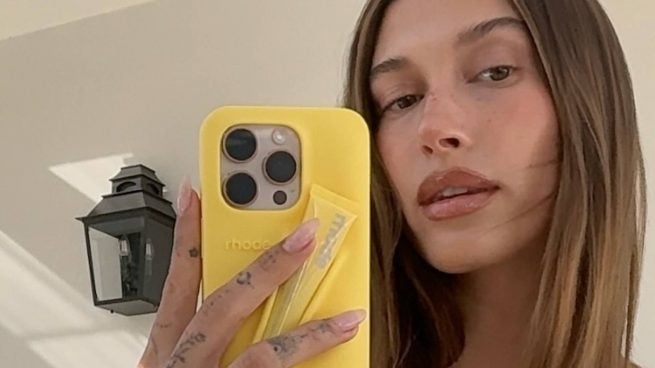 hailey bieber tiene el color de pelo castaño de 2026