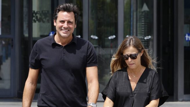 Ion Aramendi y María Amores a su salida del hospital. (Foto: Gtres)
