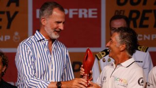 El Rey Felipe VI y Javier Banderas durante una competición de vela. (Foto: Gtres)