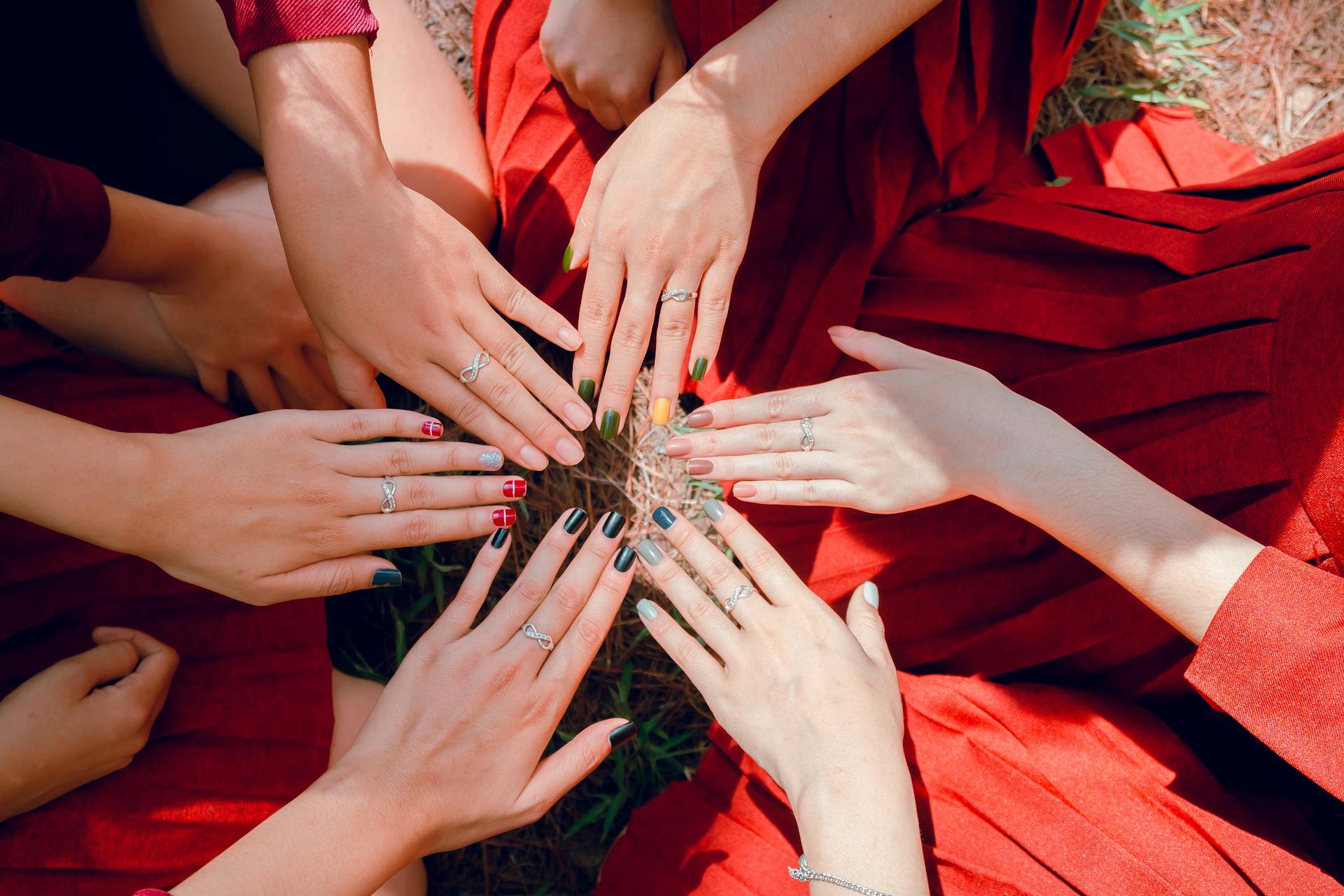 Los 5 colores de uñas más elegantes para la vuelta a la oficina en septiembre