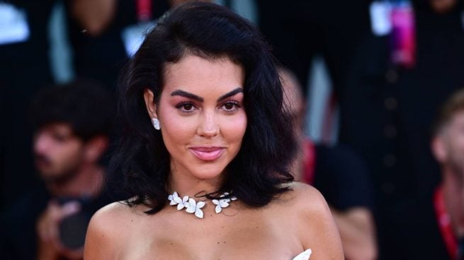 Georgina Rodríguez en un photocall con un vestido blanco palabra de honor y un collar llamativo. (Redes Sociales)