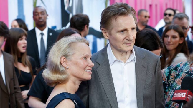 Pamela Anderson y Liam Neeson en un evento en Nueva York. (Foto: Gtres)