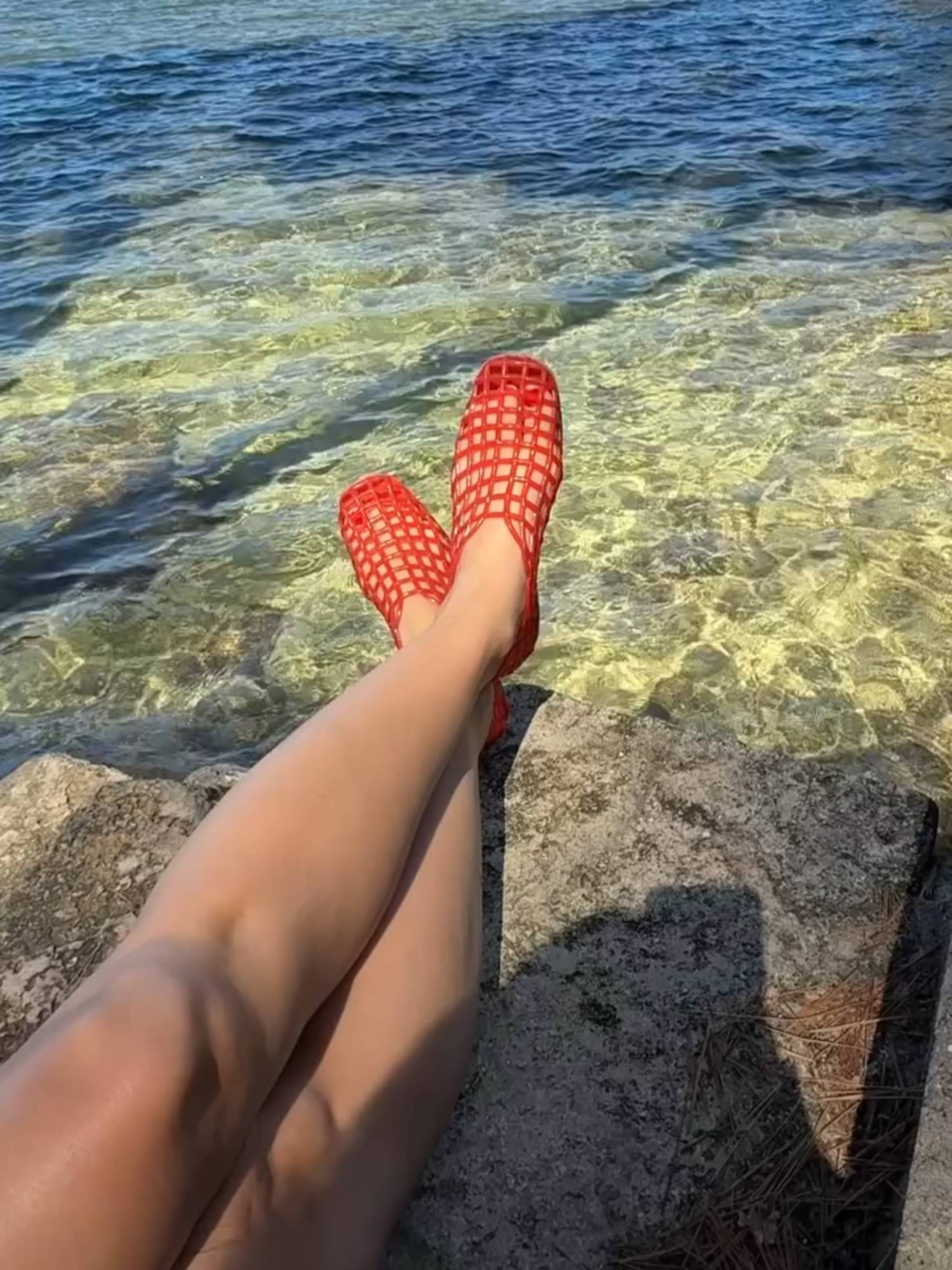 El calzado de Isabelle Junot durante una de sus vacaciones. (Foto: RRSS)