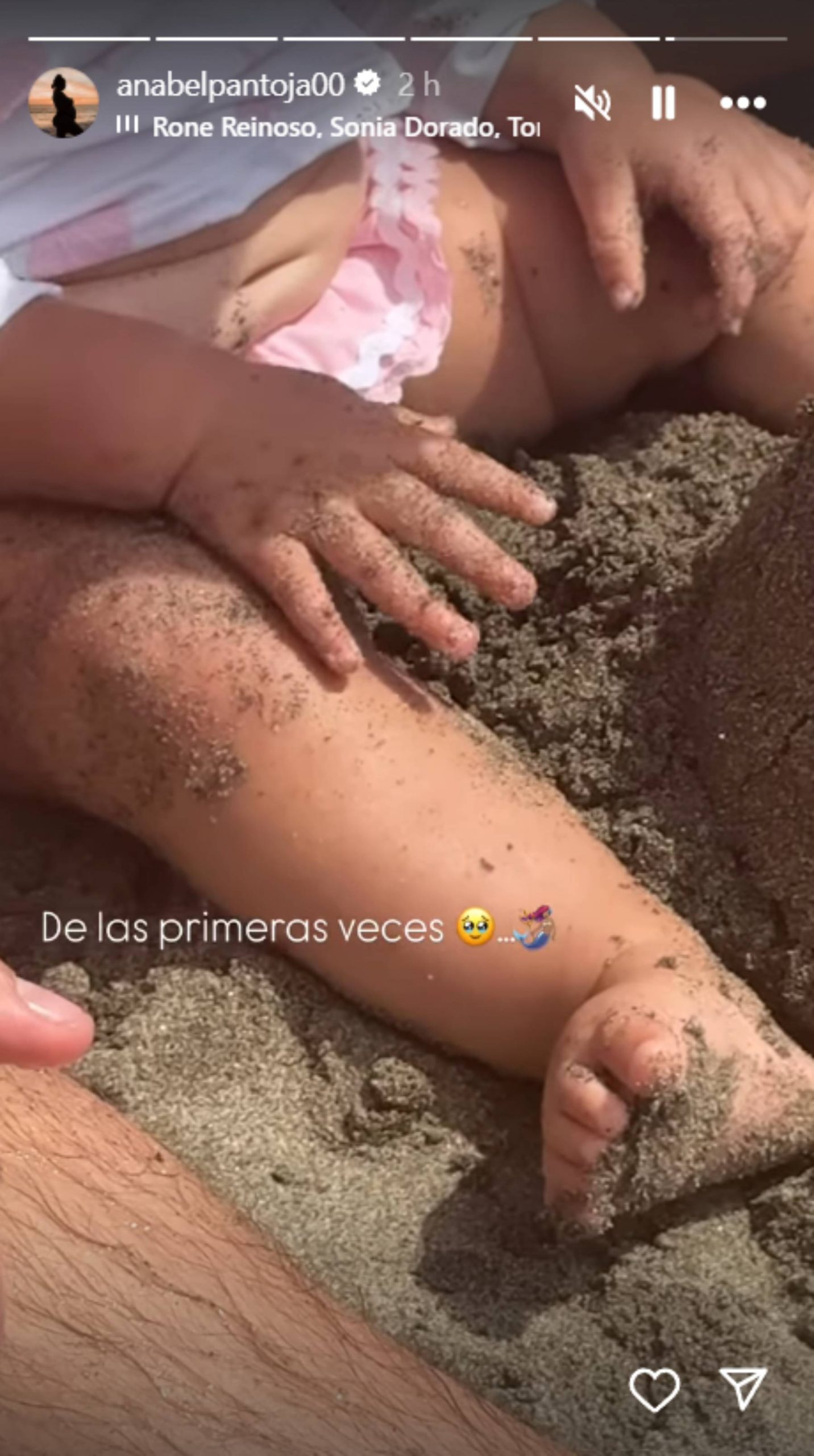 La hija de Anabel Pantoja en la playa. (Foto: RRSS)