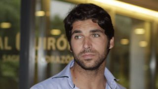 Cayetano Rivera a su salida de un hospital de Madrid. (Foto: Gtres)