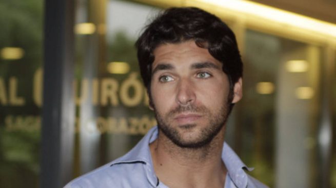 Cayetano Rivera a su salida de un hospital de Madrid. (Foto: Gtres)