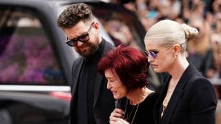 Sharon, Kelly y Jack Osbourne en el funeral de Ozzy Osbourne. (Foto: Gtres)