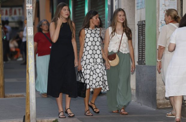 La Reina Letizia y sus hijas en Mallorca. (Foto: Gtres)