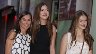 La Reina Letizia y sus hijas en Mallorca. (Foto: Gtres)