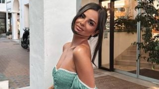 Alexia Rivas posa sonriente con vestido verde y maquillaje. (Redes Sociales)