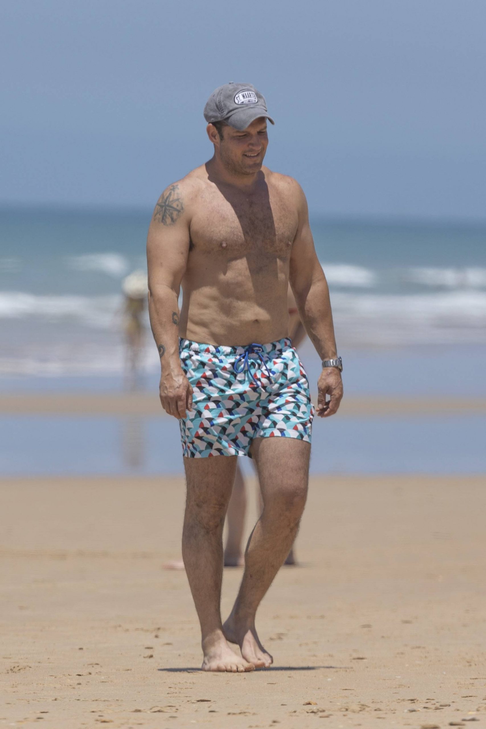 Manu Tenorio por las playas de Cádiz. (Foto: Gtres)