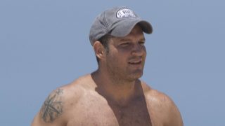 Manu Tenorio por las playas de Cádiz. (Foto: Gtres)